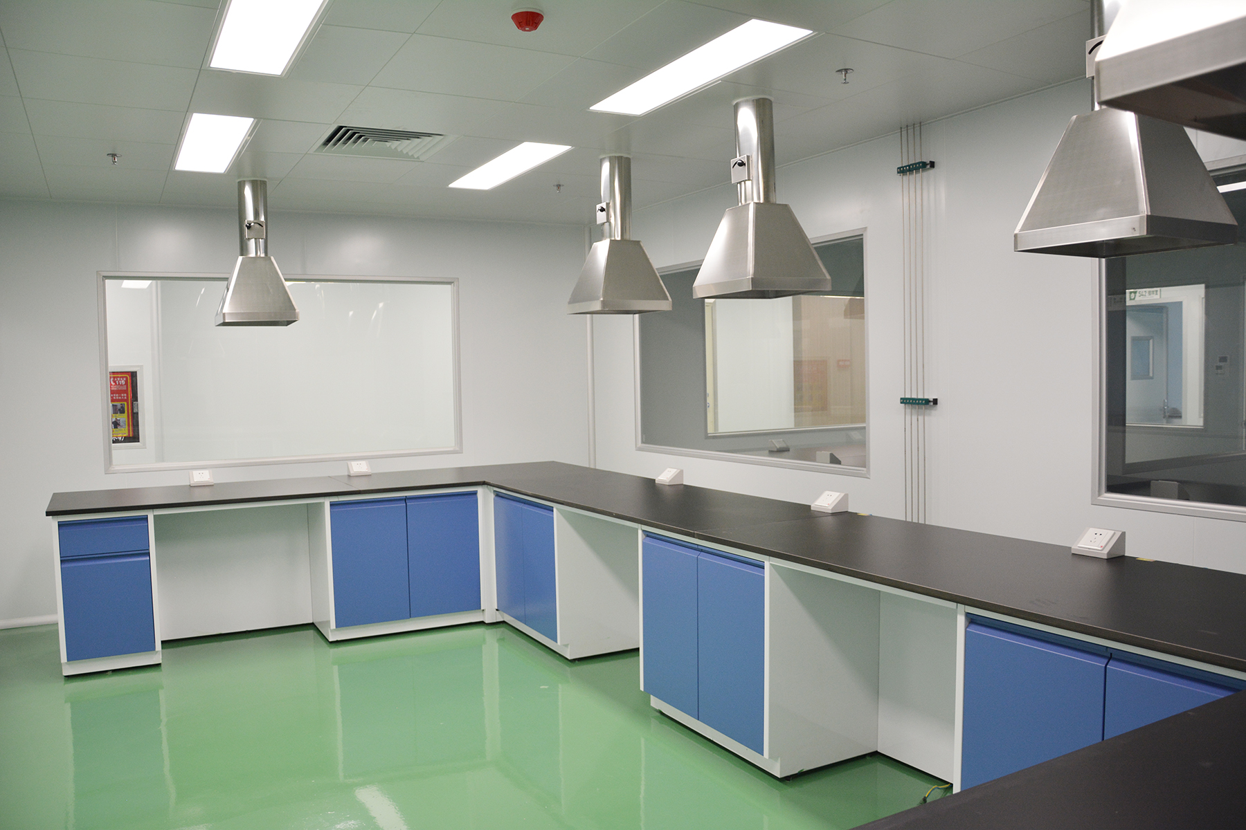 實驗臺選購與使用全指南：材質、設計及維護要點